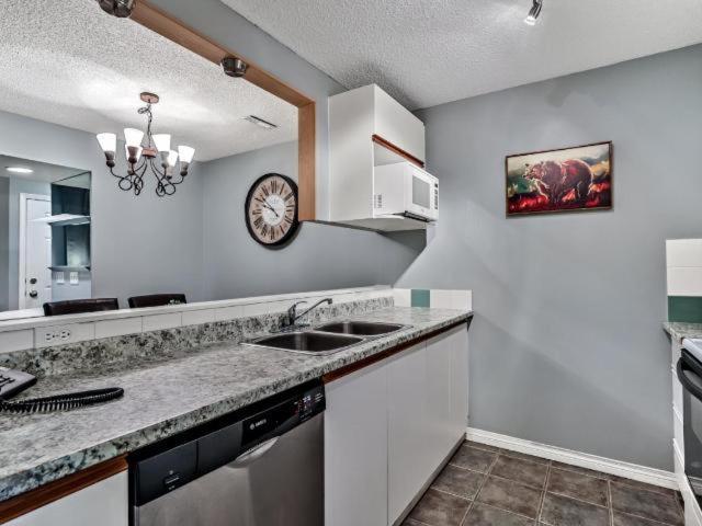 New! Cozy Rocky Mountain Chalet Managed By Little Sister Getaways Canmore Esterno foto