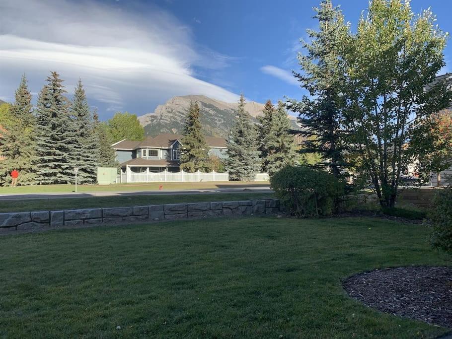 New! Cozy Rocky Mountain Chalet Managed By Little Sister Getaways Canmore Esterno foto